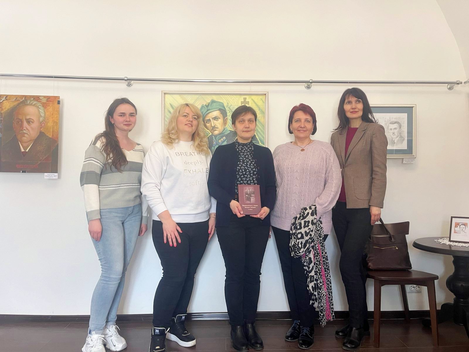  Директор музею Богдана Лепкого Наталія Стрілець з викладачами кафедри української мови та славістики ТНПУ.jpg